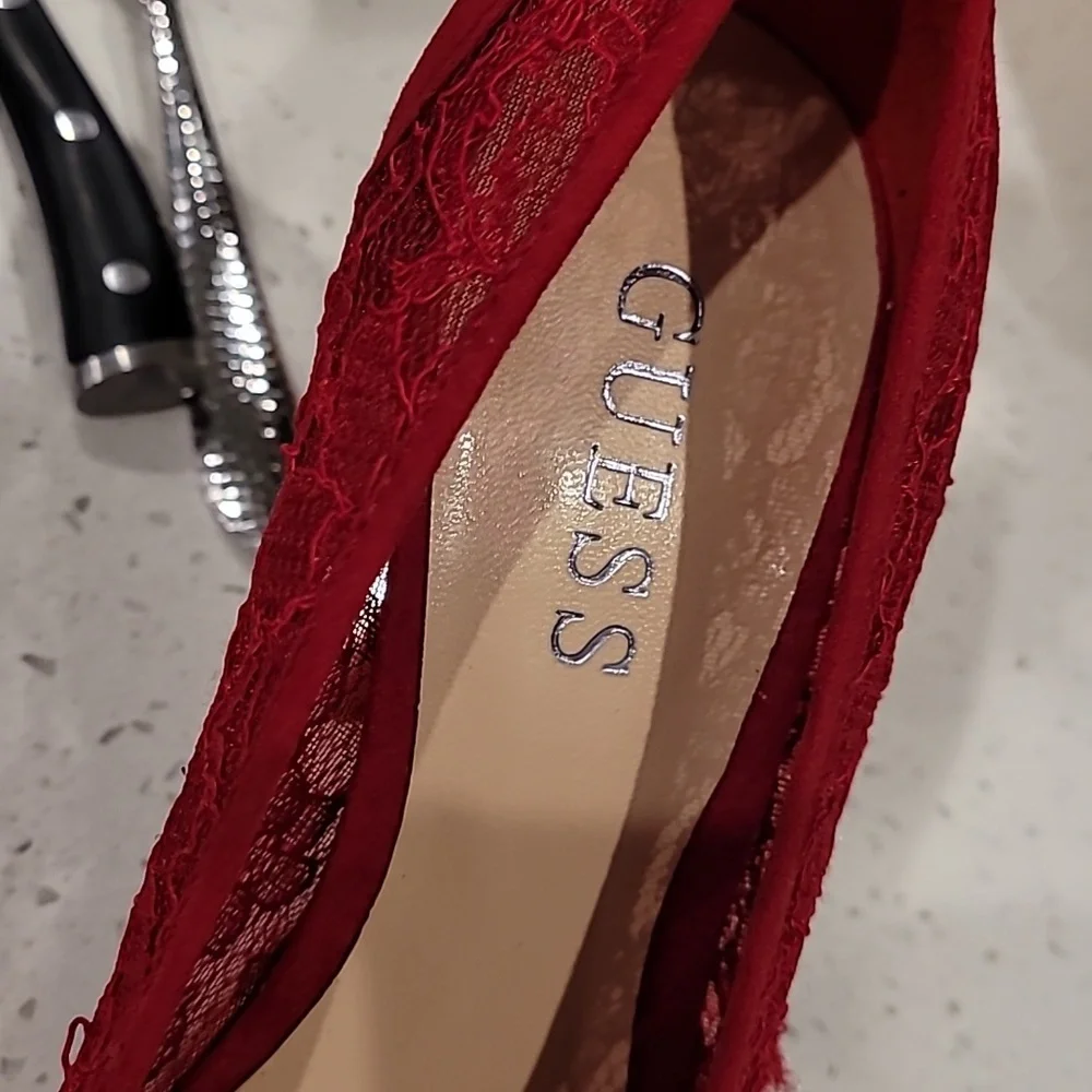 GUESS - Picture 4 of 5